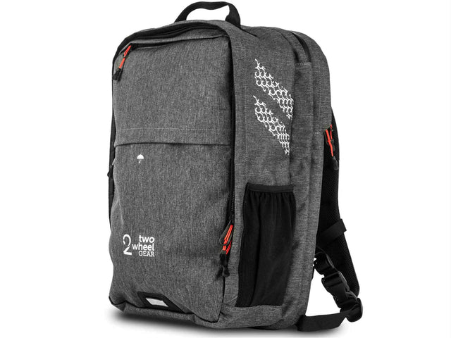 https://www.twowheelgear.ca/cdn/shop/products/Two_Wheel_Gear_-_Pannier_Backpack_Convertible_PLUS_-_Graphite_-_Side_Profile_-_Cropped_04b3d8f4-e036-42d3-bc98-6b75d5b5271f.jpg?v=1606361987&width=640